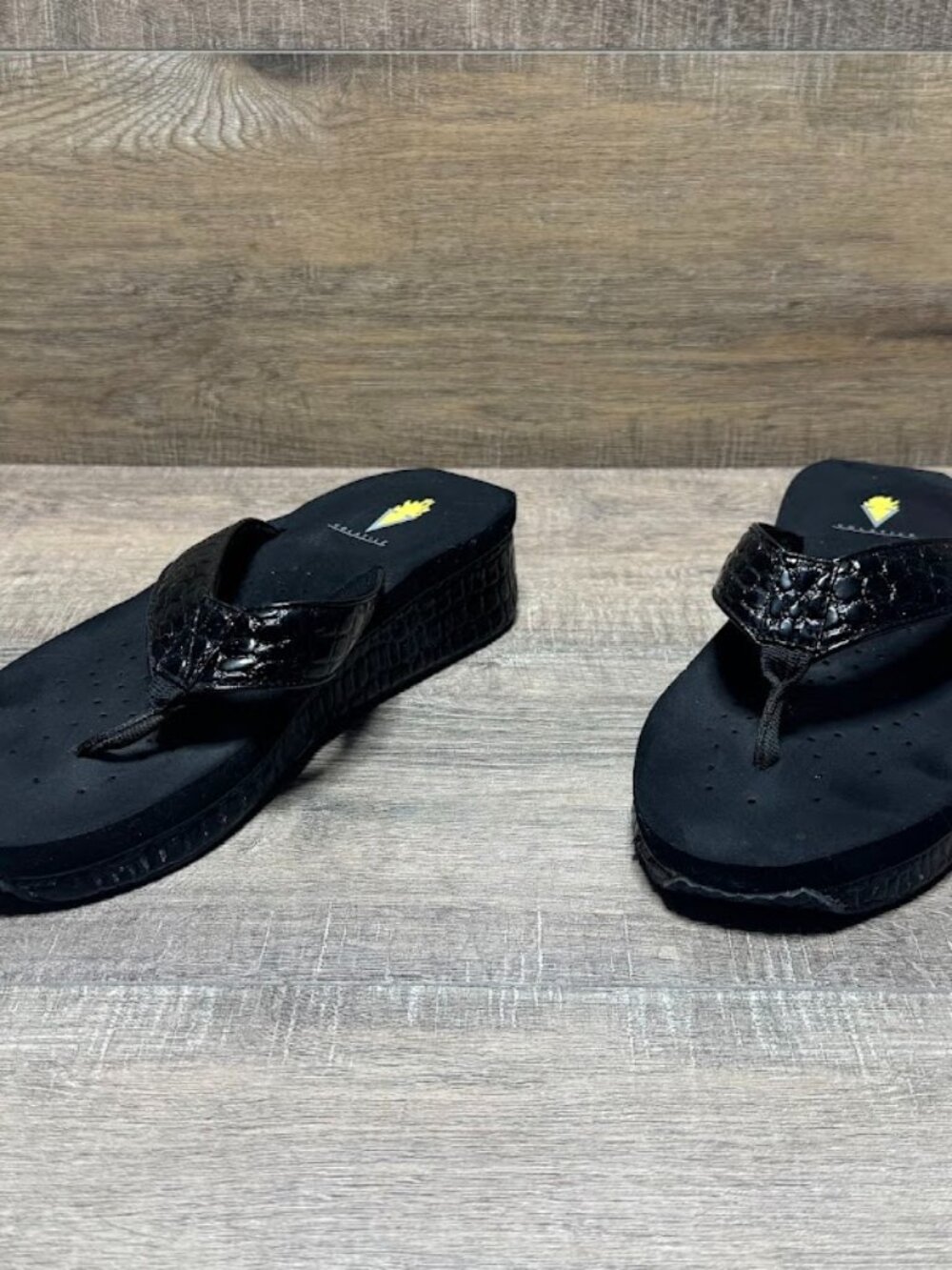 Volatile Mini Croco Wedge Flip Flop Sandals Women's Size 8